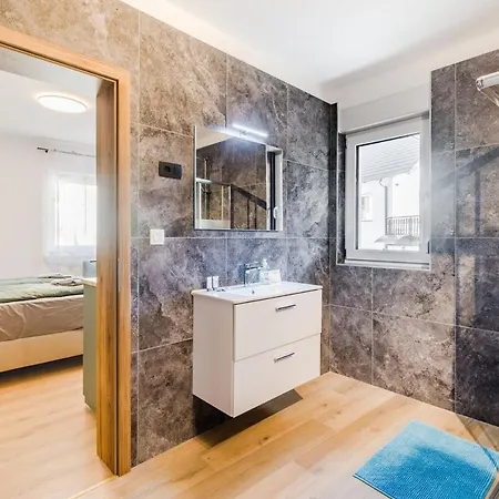 Hosnar, Apartma Mucho