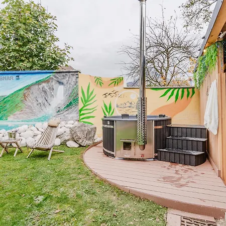 Hosnar, Apartma Mucho Apartma